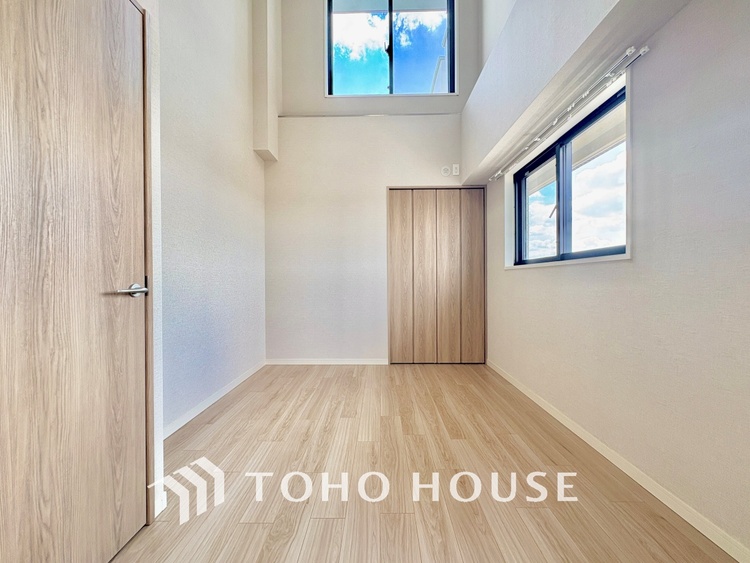 内装 使いやすく、明るい洋室に仕上がります。子供部屋や趣味のお部屋にご利用できます。ご自身で家具などを配置し、素敵な空間を創り上げられます。