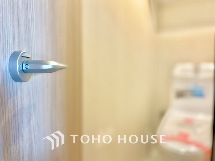 トイレ 清潔感あるホワイト調のクロスと温もり溢れるモダンカラーの床材が見事に調和した本邸宅は、毎日の生活を少しでも快適に過ごして頂ける様に落ち着いた雰囲気作りから行っています。