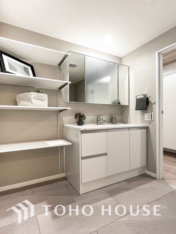 洗面 新規設置の洗面化粧台。収納豊富で使い勝手の良い3面鏡です