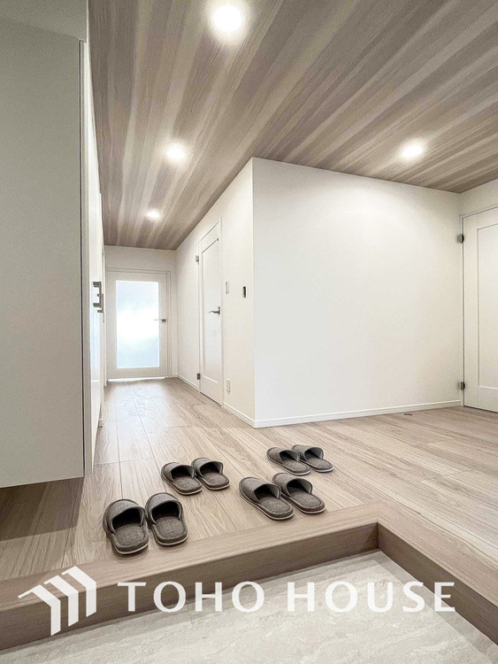 玄関 飾り過ぎないシンプルな内装の玄関