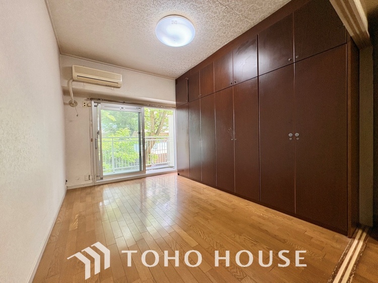 内装 使いやすく、明るい洋室に仕上がります。子供部屋や趣味のお部屋にご利用できます。ご自身で家具などを配置し、素敵な空間を創り上げられます。