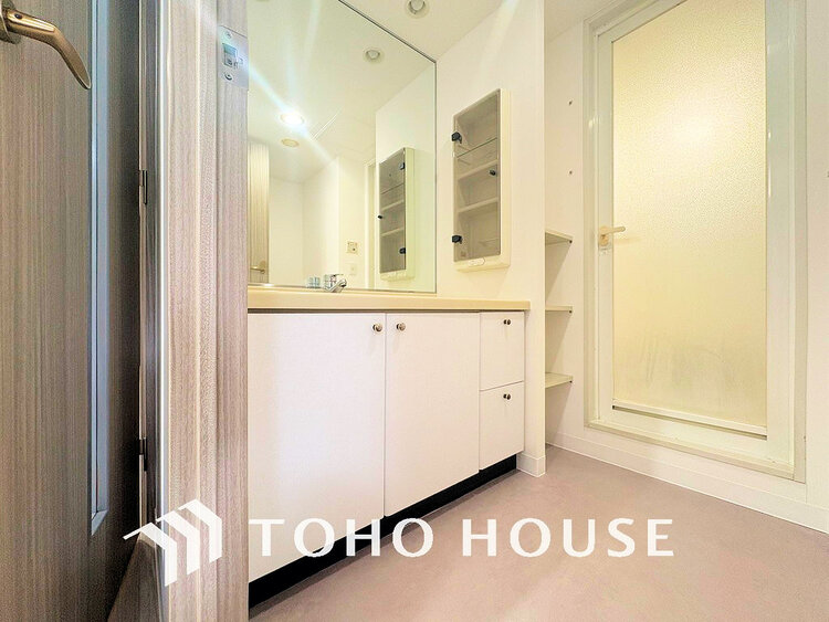 洗面 新規設置の洗面化粧台。収納豊富で使い勝手の良い3面鏡です