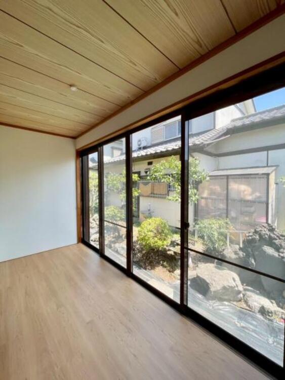 内装 窓際の景色を眺めたり、ゆったりとくつろげる陽当たり良好の広縁です。