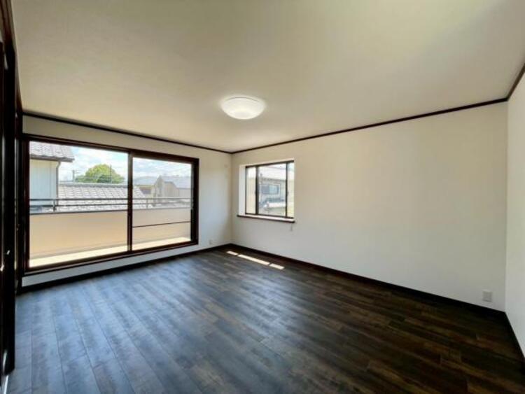 内装 落ち着いた色合いに優しく包まれる、安らぎの主寝室 