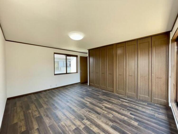 内装 ベッドを置いてもゆとりのある広さの主寝室です 