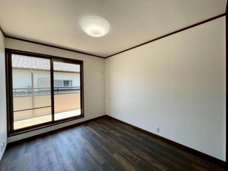 内装 プライベートスペースでのびのびと過ごせる洋室 