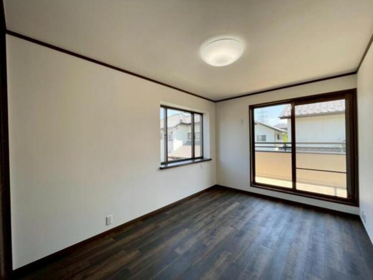 内装 バルコニーに面しており、陽光の差しこむ開放感のある洋室です 