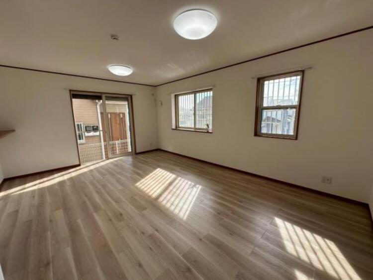 居間 一日の長い時間を過ごすリビング。陽光の注ぐ明るい空間です 