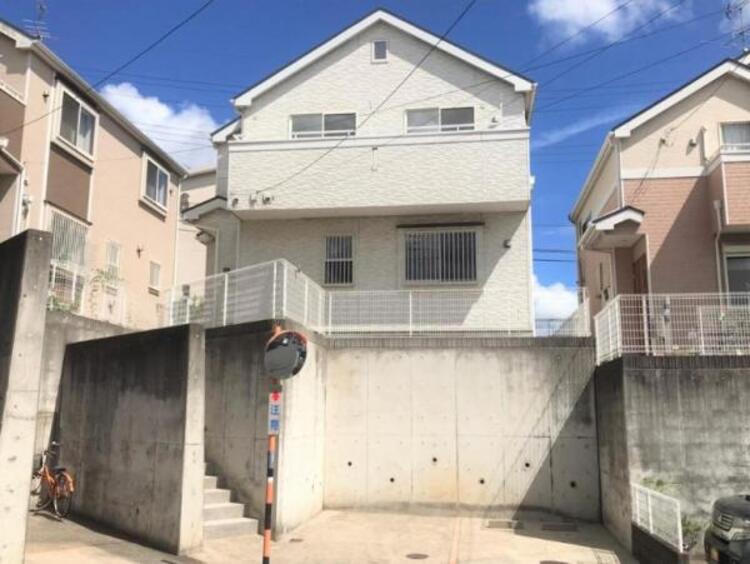 外観 道路からの視線が気にならず、陽光と風の注ぐ高台の住まいです！