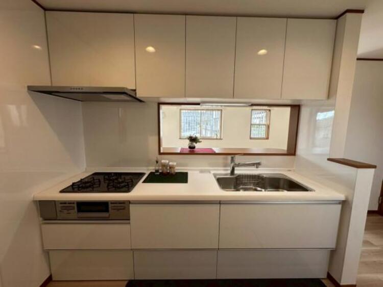 キッチン 広々としたシステムキッチンは、作業スペースがしっかりあり毎日のお料理が快適！ 