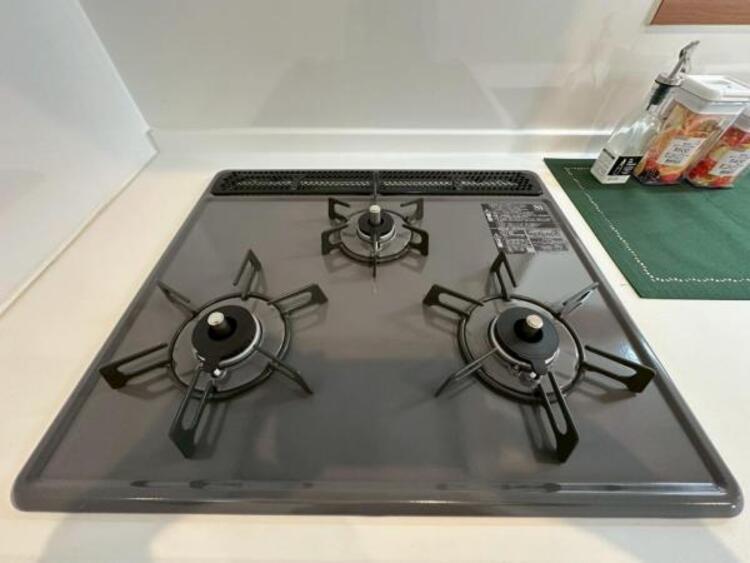 キッチン 毎日の料理に嬉しい3口コンロ。グリルもあり色んなレシピを楽しめそうです。 