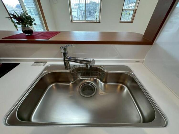 キッチン 鍋や大皿も洗える広々としたシンクです。ステンレスのため耐久性・お手入れしやすさも魅力です 