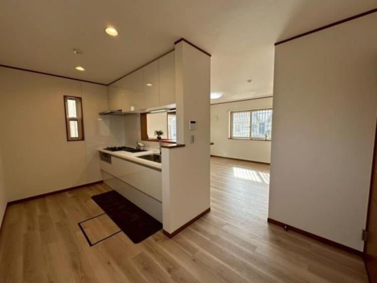 キッチン 食と憩いの場がゆるやかに続く、家族の存在を感じられるLDKです 