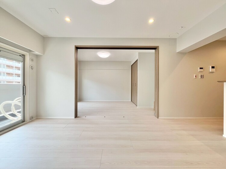 居間 忙しく過ぎゆく日常を置き去るほど、ゆったりした時間が流れるリビング。