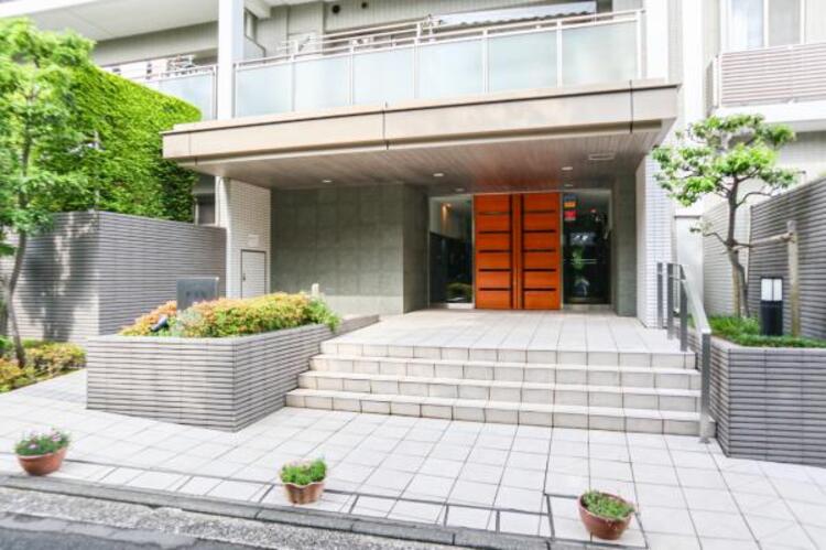 エントランス エントランスは、まさに顔となる場所。シンプルながらも格調高い雰囲気を漂わせて上質な空間。