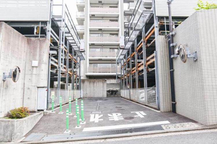 駐車場 機械式駐車場のため、全ての車でいたずらや盗難の危険が減ります。また日光によるボディ色の褪色、雨風による汚れを防ぎやすくなります。