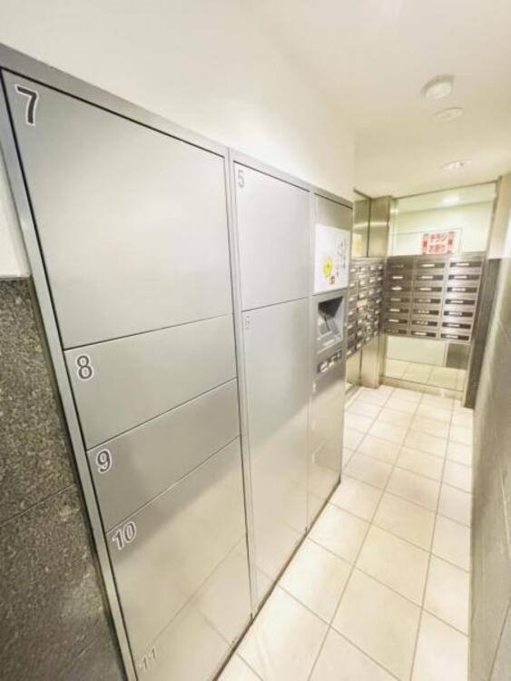 その他 不在時でも安心の大容量メールボックス。大切な郵便物をしっかりと守ります。便利な宅配ボックスも備えられていますので不在時の荷物の受け取りも安心です。 