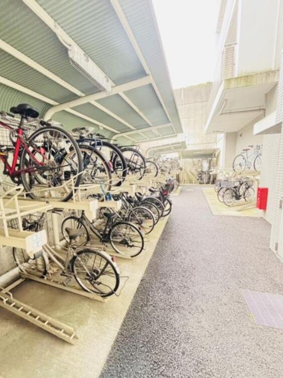 その他 マンション内にある駐輪場スペース、屋根付きのため雨の日も安心です。