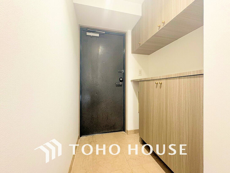 玄関 飾り過ぎないシンプルな内装の玄関