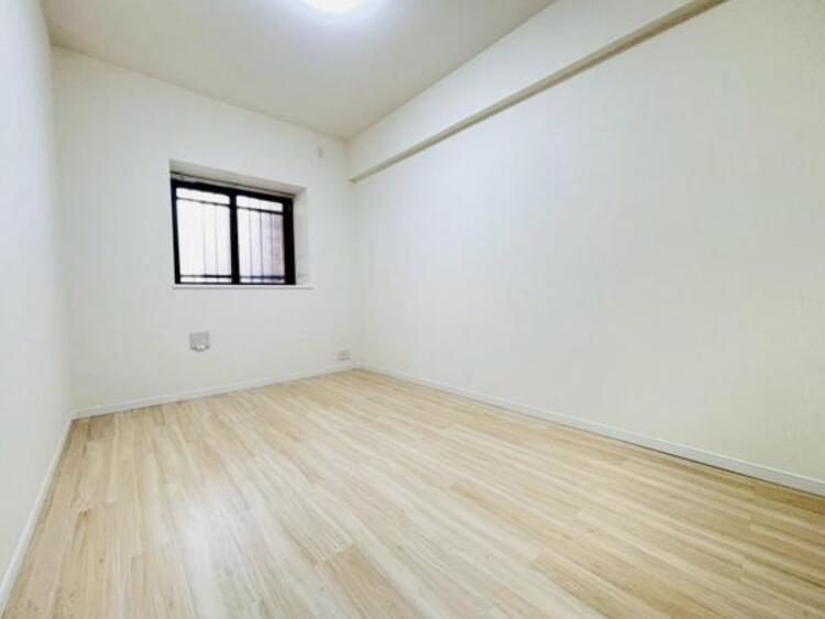 内装 家族個々の安らぎの空間。誰もが好みで飾れるシンプルな室内に仕上げてあります。