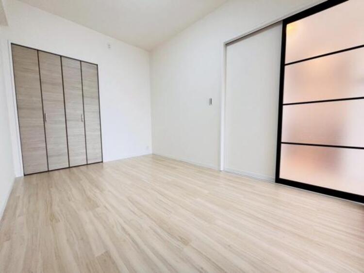 内装 続き間の洋室はお子様を遊ばせるスペースとしても重宝します。ライフスタイルの変化にも対応しやすい間取り設計にしました。