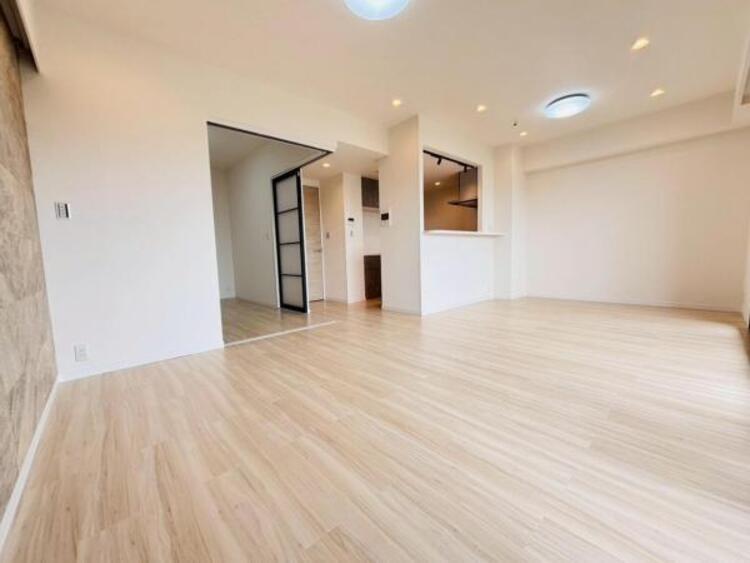 居間 光と風があふれる開放的なリビングダイニングには自然と家族みんなが集まってきます。明るく穏やかな空気の中で幸せを感じさせてくれる場所です。