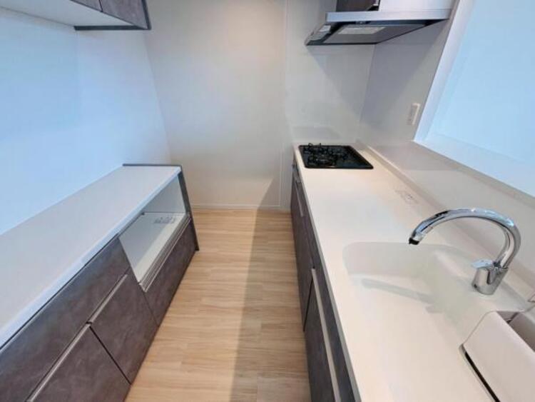 キッチン 人口大理石がほどこされた高級感のあるキッチン。毎日使うキッチンが綺麗で清潔なら、お料理を作るのも楽しくなりますよね。サッと拭くだけで油汚れが落ちるからお手入れも簡単です。