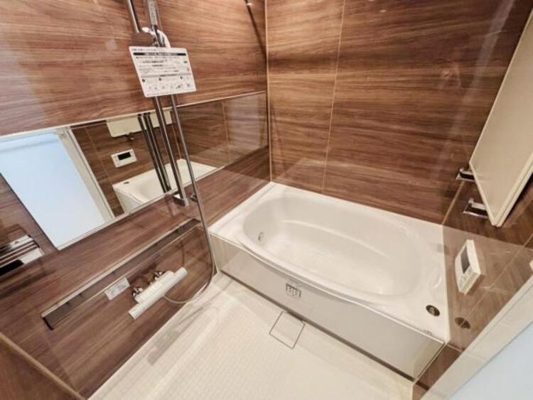 風呂 高級感を演出する内装の浴室は、心休まるくつろぎのスペースにも癒しのスペースにもなる空間です。