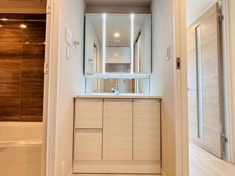 洗面 三面鏡の裏は機能的な収納を配置。コンセントも付いているため電動シェーバーや電動歯ブラシも収納できます。