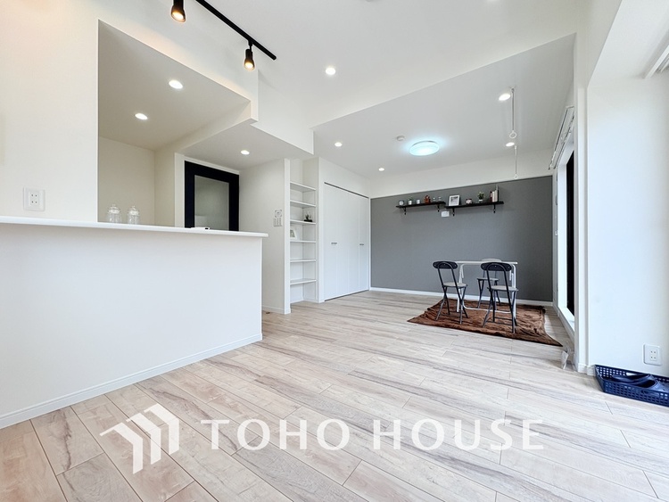 内装 広がりのある住空間、家族が集まるリビング・ダイニング