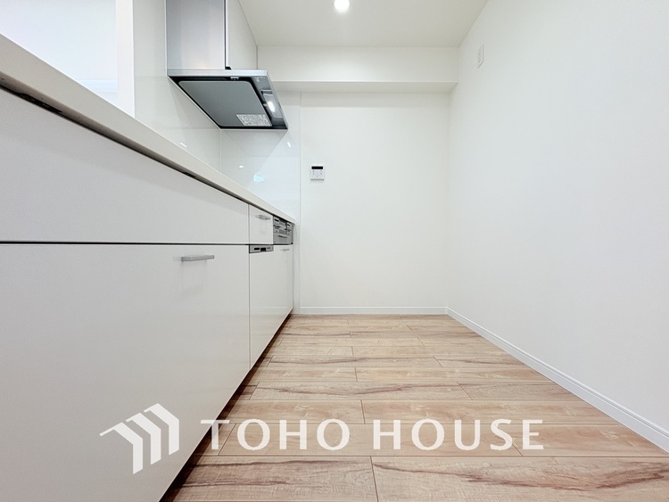 キッチン 背面にはゆとりがあり、冷蔵庫やカップボートを置いていただけます