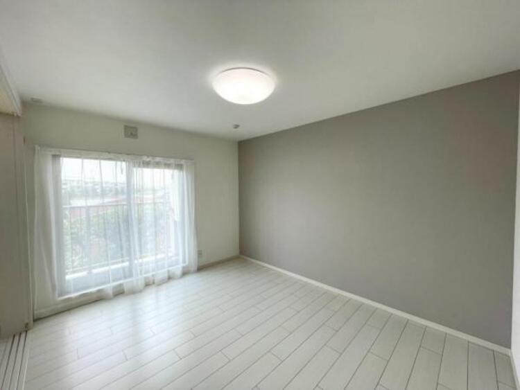 内装 バルコニーに面しており、陽光の差しこむ開放感のある洋室です 