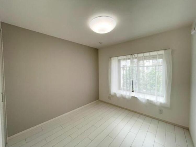 内装 しっかり採光のとられた明るい洋室（4.5帖）