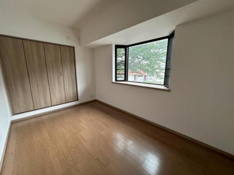 内装 プライベートスペースでのびのびと過ごせる洋室 