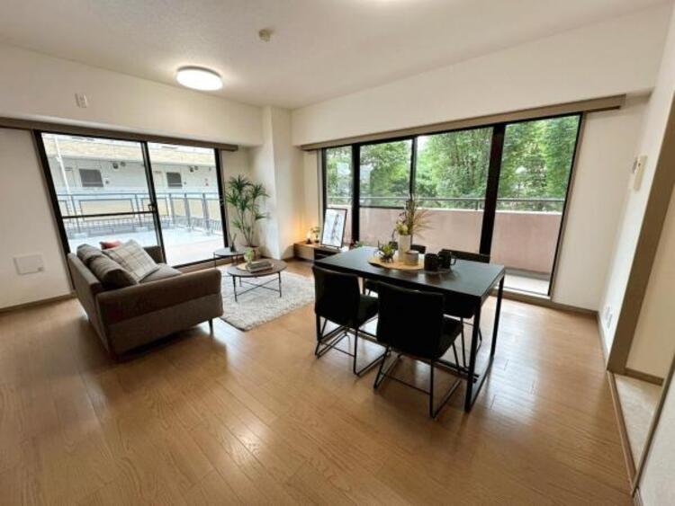 居間 南西角部屋につき開放感たっぷり！大きな窓から陽光の注ぐ明るい住空間です