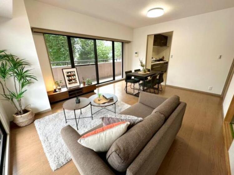 居間 掃き出し窓から二面採光で明るく風通し良好です！