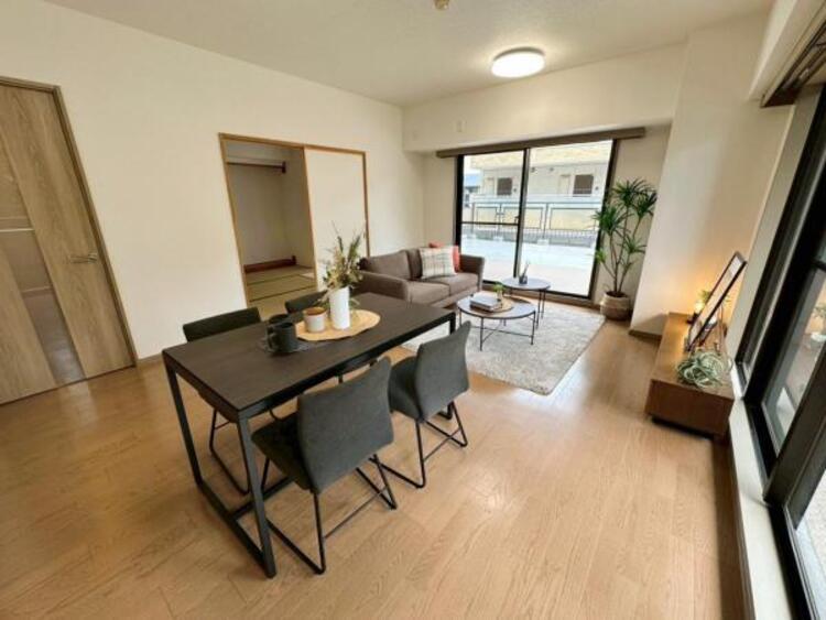 居間 バルコニーと繋がり、空間の広がりを感じられるゆとりのLDK