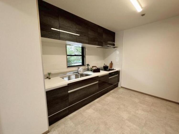 キッチン 窓があり、換気が行え、開放感のあるキッチンです