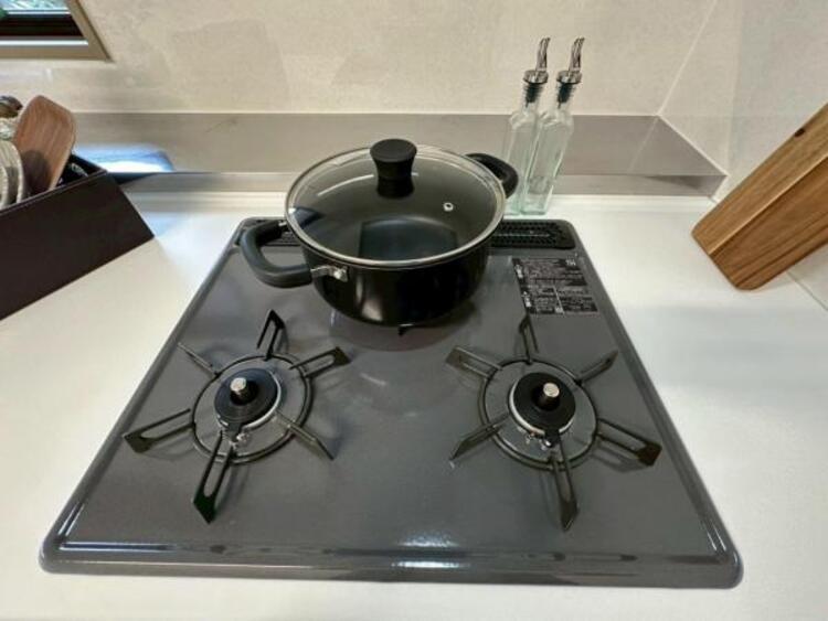 キッチン 3口コンロはお鍋もフライパンも同時に使えるので、料理効率も上がりますね。 