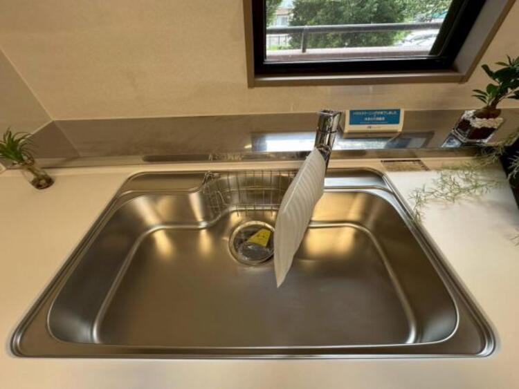 キッチン 鍋や大皿も洗える広々としたシンクです。ステンレスのため耐久性・お手入れしやすさも魅力です 