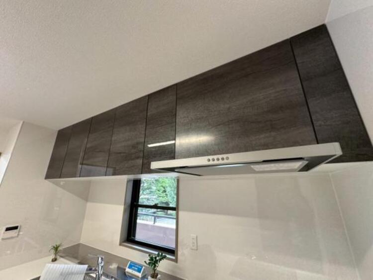 キッチン 使用頻度の低いものや食品ストックは吊戸棚にすっきり収納！ 