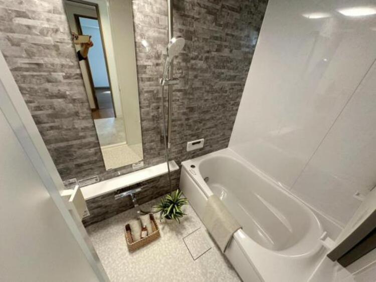 風呂 足を伸ばせる柔らかな曲線のバスタブが、日々の疲れを癒します