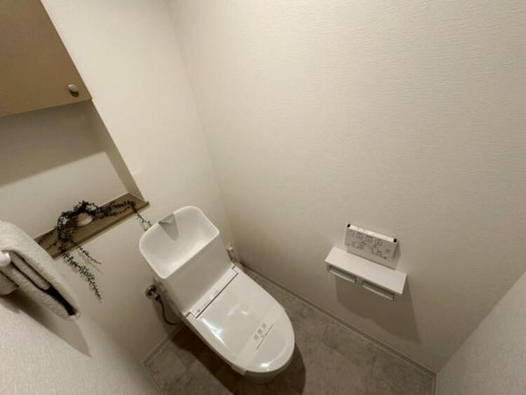 トイレ 明るく清潔感のある節水型ウォシュレットトイレです