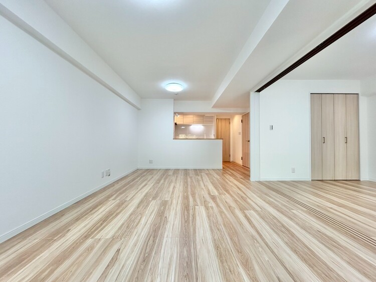 居間 忙しく過ぎゆく日常を置き去るほど、ゆったりした時間が流れるリビング。