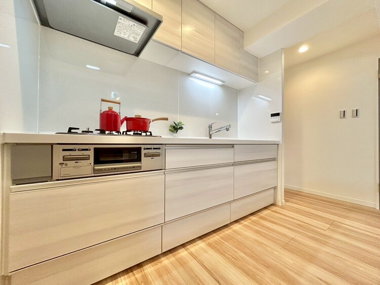 キッチン スマートな意匠と充実の機能を備えたキッチンが、暮らしにおいしい彩りを添えます。