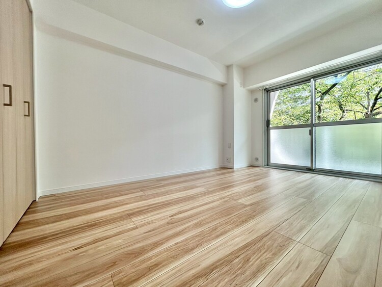 寝室 ベッドも十分に設置するスペースがあります。