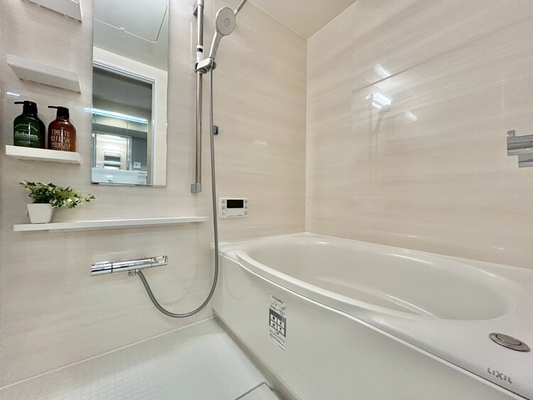 風呂 一日の疲れを癒すバスルームは、心地よいリラックスを叶える清潔感溢れる空間です。