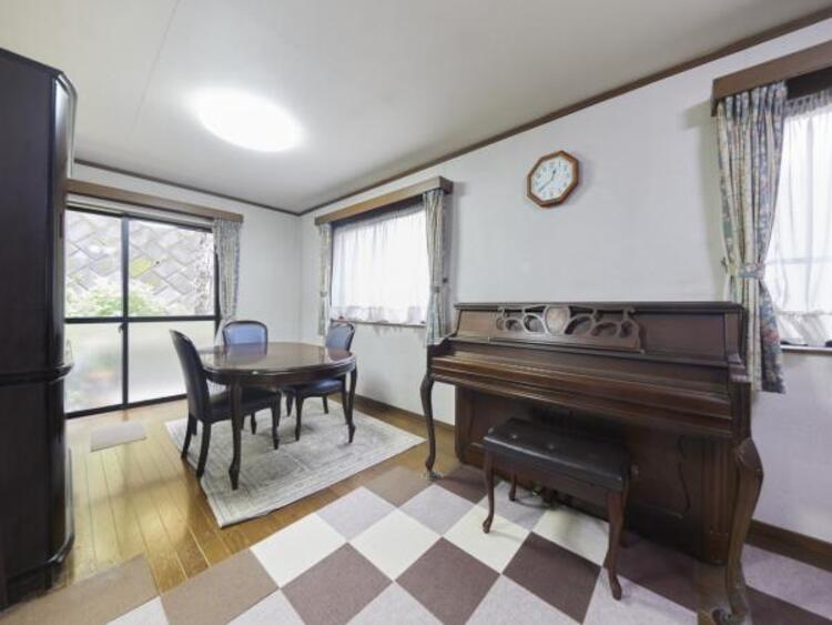 居間 南側に面した窓から明るい光が射し込むLDです