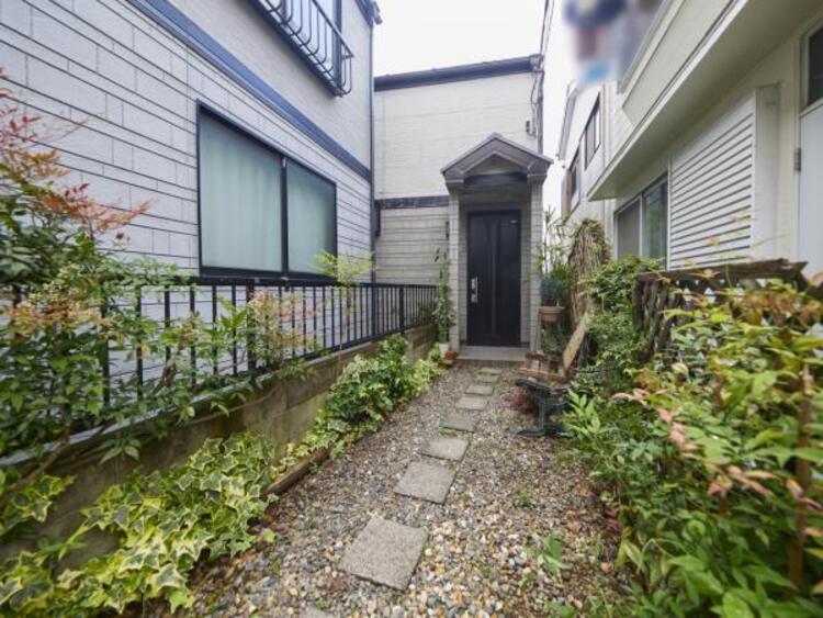 外観 玄関までのアプローチにはガーデンイングできるスペースもあります