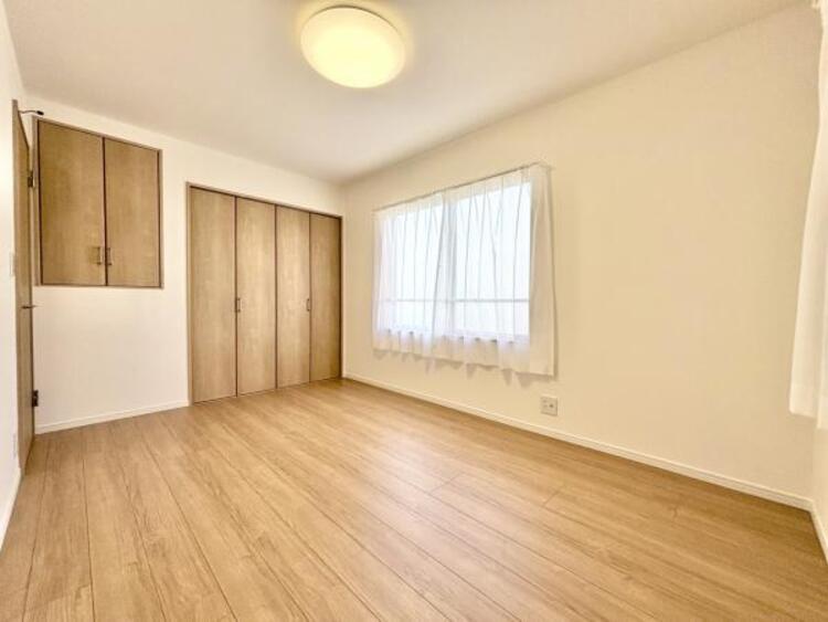 内装 独立性を高めたお部屋。たっぷりの収納も配備しており、片付いた空間を現実出来そう。陽光も降り注ぐ明るく開放的な空間が魅力的。